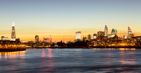 Fototapeta na wymiar Skyline von London nach Sonnenuntergang von Canary Wharf aus gesehen