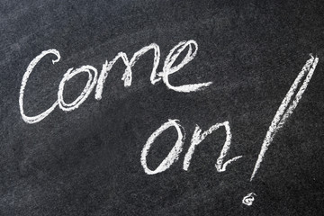 Надпись давай же белый мел чёрная доска