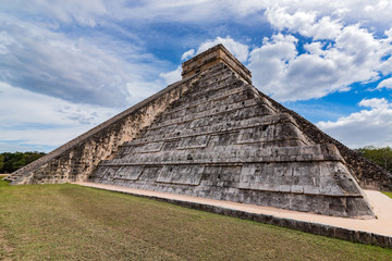 Fototapeta na wymiar El Castillo (Kukulcan pyramid), chichen itza, mexico