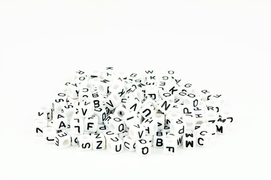 Buchstabenwürfel vor weißem Hintergrund