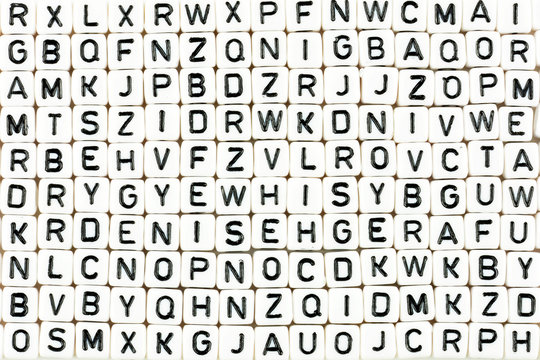 Buchstabenw&uuml;rfel vor wei&szlig;em Hintergrund