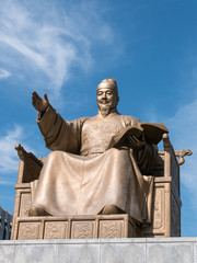 Naklejka premium Statue of King Sejong at the Gwanghwamun square (光化門広場 世宗大王像) in Seoul, Korea