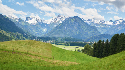 Fototapeta na wymiar Berggipfel des Allgäuer Alpenhauptkamms südlich von Oberstdorf