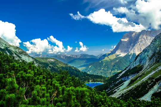 Hoch &uuml;ber dem Seebensee mit Blick Richtung Zugspitzmassiv