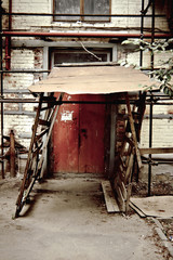 The house and the scaffold