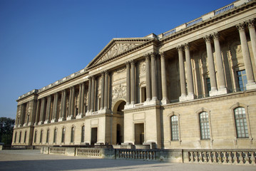 Fototapeta na wymiar Façade du palais du Louvre à paris, France