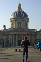 Balade matinale sur le pont des Arts à paris, France