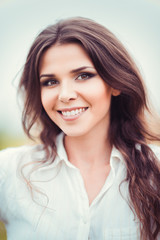 Naklejka premium Closeup portrait of happy smiling beautiful young woman