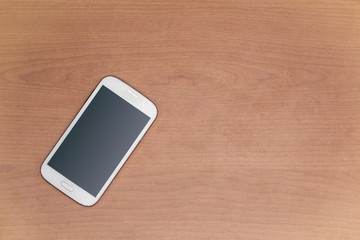 Smartphone teléfono móvil en espacio en blanco, aislado en mesa.