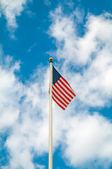 Flaga USA powiewa na wietrze. 