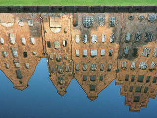 Spiegelung der Salzspeicher von Lübeck im Wasser