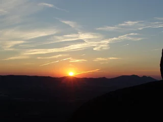 Fototapeten Sonnenaufgang auf den Bergen © Secundino