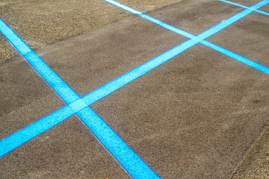 strisce blu di un parcheggio a pagamento