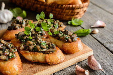 Fried baguette with mushrooms, garlic and herbs