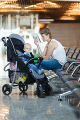 Obraz premium Mom and infant waiting for his flight at the airport