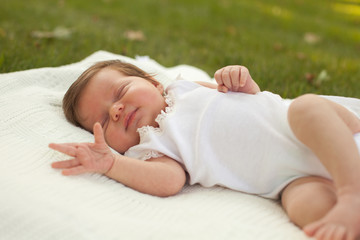 Obraz na płótnie Canvas Baby sleeping on the grass