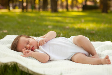Obraz na płótnie Canvas Baby sleeping on the grass