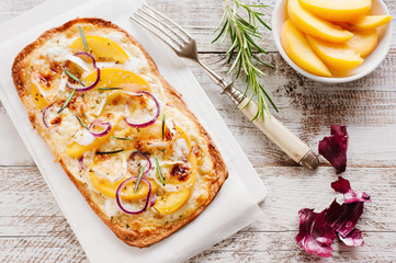 Flammkuchen mit Pfirsichen, Ziegenkäse, Rosmarin und Honig