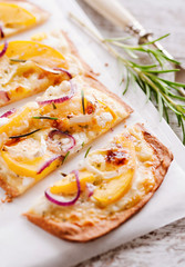 Flammkuchen mit Pfirsichen, Ziegenkäse, Rosmarin und Honig