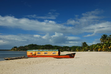 Pirogue sur plage