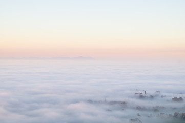 Obraz premium Fog covers the Vale of Gloucester during early evening.