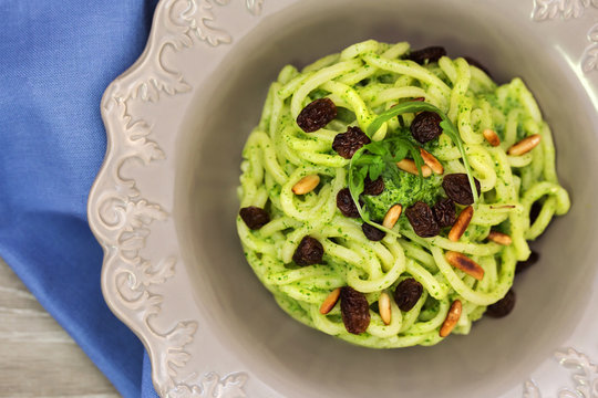 recipe of pasta with rocket pesto, roasted pine seed and raisins