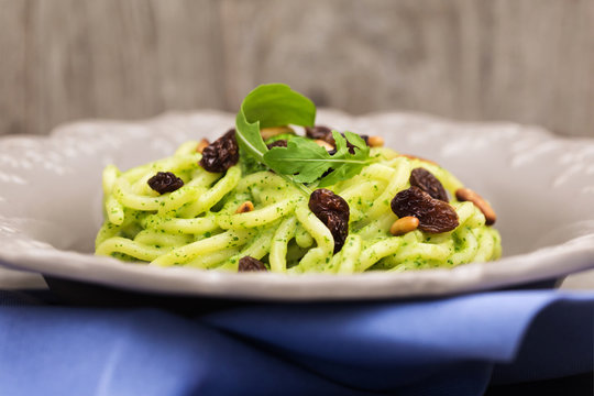 recipe of pasta with rocket pesto, roasted pine seed and delicio