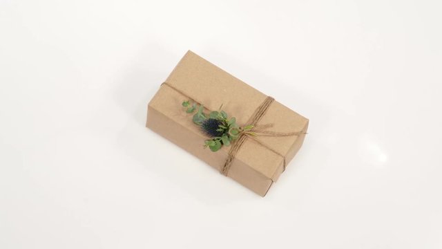 Parcels gift box with kraft paper 360 rotation