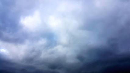 Dunkle Wolken am Horizont