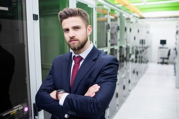 Obraz premium Technician standing with arms crossed in a server room