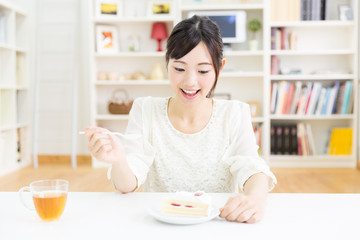 Obraz na płótnie Canvas attractive asian woman eating 