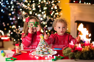 Obraz na płótnie Canvas Kids baking on Christmas eve