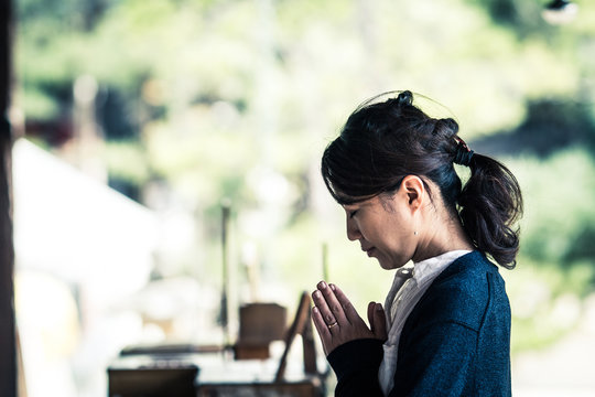 「拝む」の写真素材 | 2,736件の無料イラスト画像 | Adobe Stock