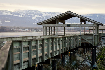 Obraz premium View of Comox harbour, mountains and Comox glacier from the dock at Fisherman's Wharf 