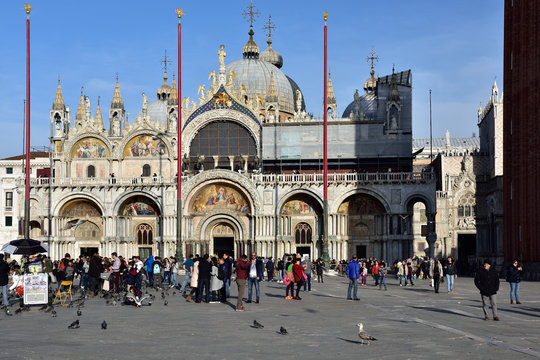 Markusplatz und Markuskirche in Venedig 