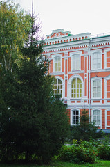 Obraz premium pink building on a city street