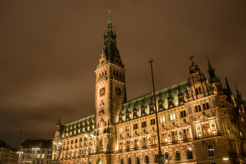 Fototapeta na wymiar Hamburg Rathaus im goldenen Nachthimmel