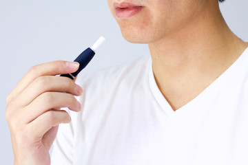 電子タバコ　男性