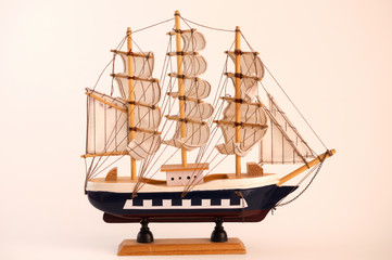 Ahşap yelkenli gemi oyuncak modeli