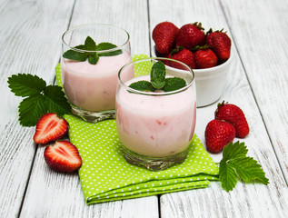 yogurt with fresh strawberries