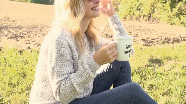 Frau mit Tasse mit Kaffee