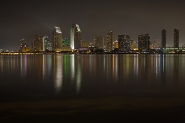 Fototapeta premium Reflections of the skyline of San Diego in the water.
