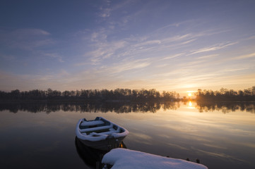 Przystań rzeczna w zimowej scenerii   © Mike Mareen