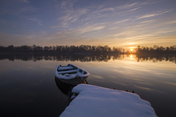 Przystań rzeczna w zimowej scenerii   © Mike Mareen