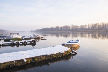 Przystań rzeczna w zimowej scenerii   © Mike Mareen