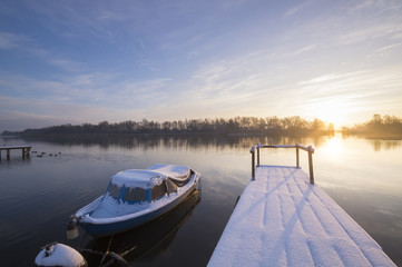 Przystań rzeczna w zimowej scenerii   © Mike Mareen