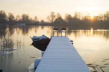 Przystań rzeczna w zimowej scenerii   © Mike Mareen