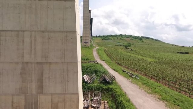 Hochmoselbrücke Betonpfeiler Inspektionsflug mit einer Drohne Luftbild - Video