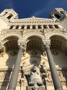 Parvis de la Basilique Notre Dame de Fourvi&egrave;re