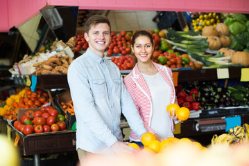 Obraz premium Customers buying oranges